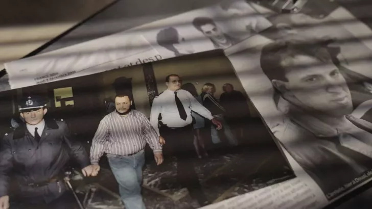 Coupures de presse et photos des membres du gang sont surperposées sur un bureau